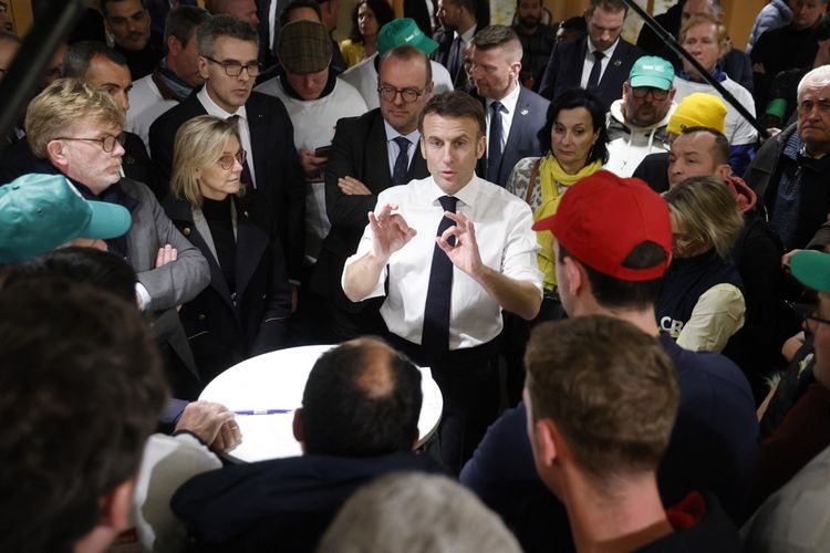 Emmanuel Macron face aux agriculteurs.
