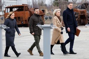 Le président ukrainien Volodymyr Zelensky entouré des premiers ministres italien, Giorgia Meloni, et belge, Alexander de Croo, et de la présidente de la Commission européenne Ursula von der Leyen, à Kiev, samedi 24 février.