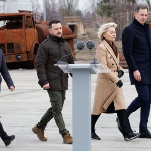 Le président ukrainien Volodymyr Zelensky entouré des premiers ministres italien, Giorgia Meloni, et belge, Alexander de Croo, et de la présidente de la Commission européenne Ursula von der Leyen, à Kiev, samedi 24 février.
