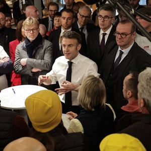 Le ministre de l'Agriculture Marc Fesneau et le président Emmanuel Macron face aux agriculteurs de la FNSEA samedi 24 février au salon de l'Agriculture.