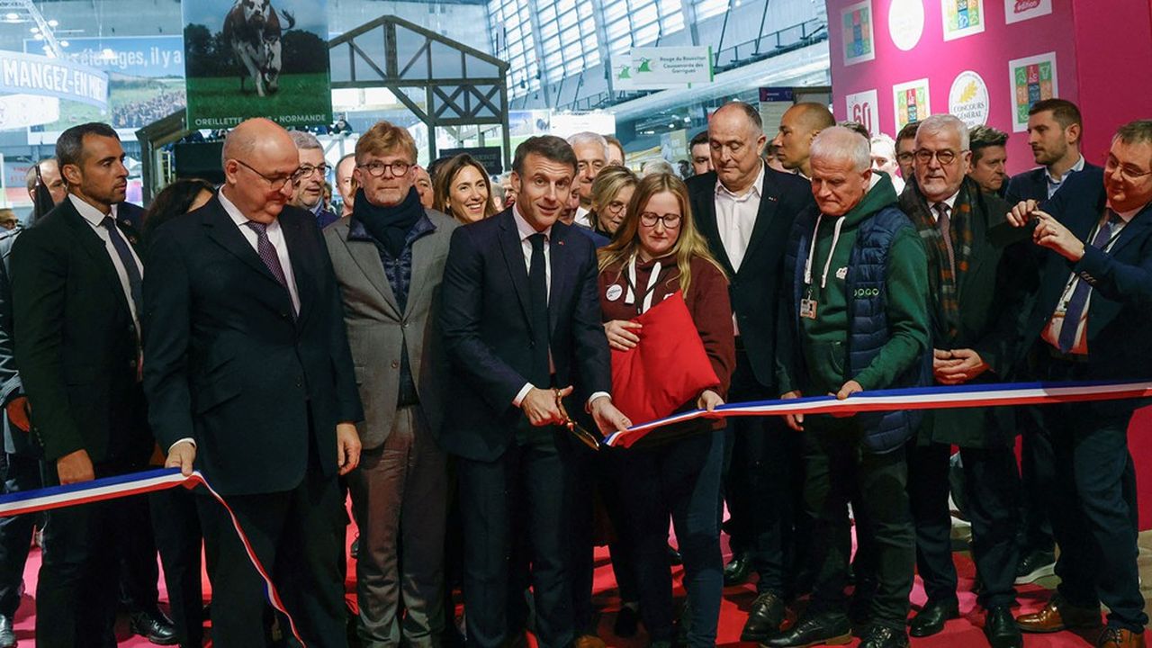 S'il a réussi à couper le ruban, Emmanuel Macron a aussi été copieusement hué pour l'inauguration du 60e Salon de l'agriculture