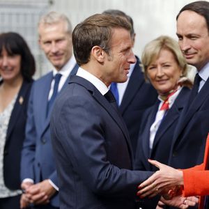 Emmanuel Macron serre la main de Valérie Hayer lors de la cérémonie de réouverture de la sous-préfecture de Château-Gontier, en Mayenne, en octobre 2022.