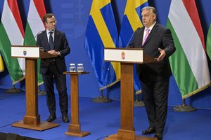 A Budapest vendredi dernier, le Premier ministre hongrois Viktor Orban (à droite) et son homologue suédois Ulf Kristersson ont signé un accord de défense.