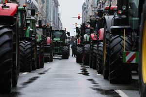 Les tracteurs des agriculteurs en colère ont encerclé le quartier européen de Bruxelles lundi.