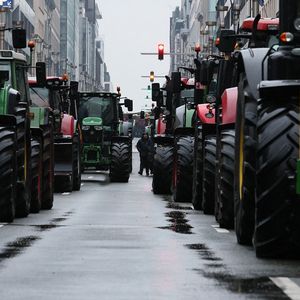 Les tracteurs des agriculteurs en colère ont encerclé le quartier européen de Bruxelles lundi.