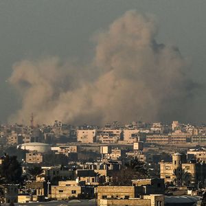 De la fumée s'élève dans le ciel après un bombardement israélien dans le sud de la bande de Gaza, le 26 février 2024.