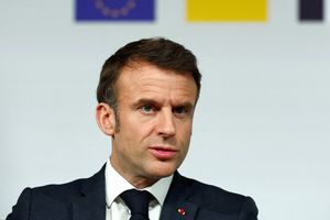 A l'issue d'une conférence internationale de soutien à l'Ukraine qui s'est tenue lundi à Paris, Emmanuel Macron a expliqué que l'hypothèse d'un envoi de troupes alliées en Ukraine ne devait pas « être exclue ».