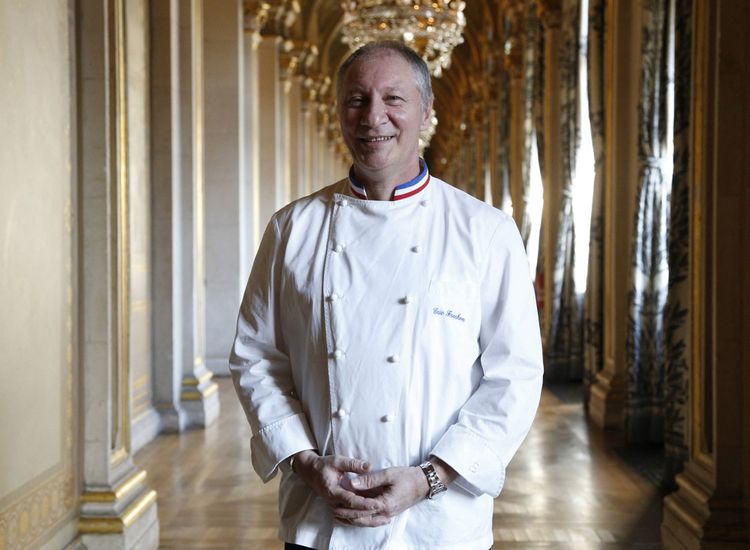 Entré en 1999 au Bristol, Eric Frechon a développé des plats devenus emblématiques, comme des macaronis farcis artichaut, truffe noire et foie gras, gratinés au vieux parmesan.