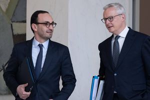 Le ministre délégué aux Comptes publics Thomas Cazenave et le ministre des Finances Bruno Le Maire parlent du plan d'économies de 10 milliards comme d'une « première étape ».