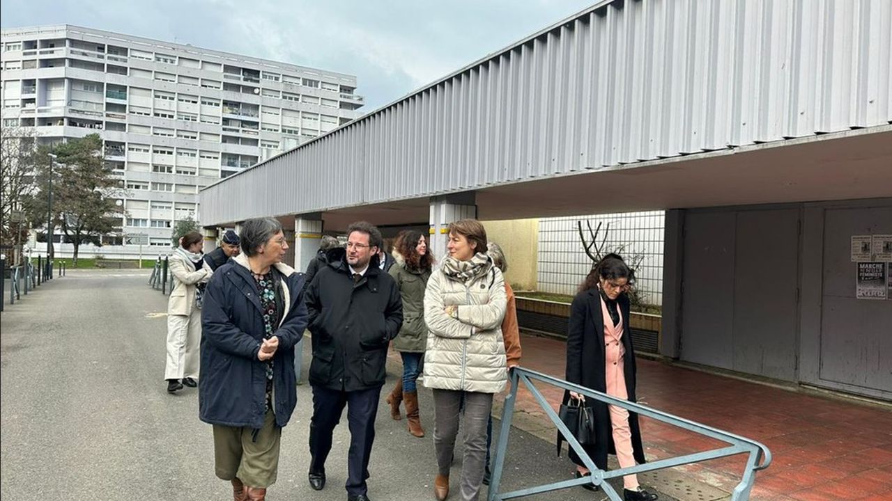 La maire de Besançon Anne Vignot (à gauche), le préfet coordonnateur Gilles Clavreul (au centre) et la secrétaire générale de la préfecture du Doubs Nathalie Valleix lors du lancement de la Force d'action républicaine dans le quartier de la Planoise, le 26 février.