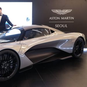 A défaut d'électrique, la première voiture hybride d'Aston Martin, la Valhalla, devrait entrer en production cette année.