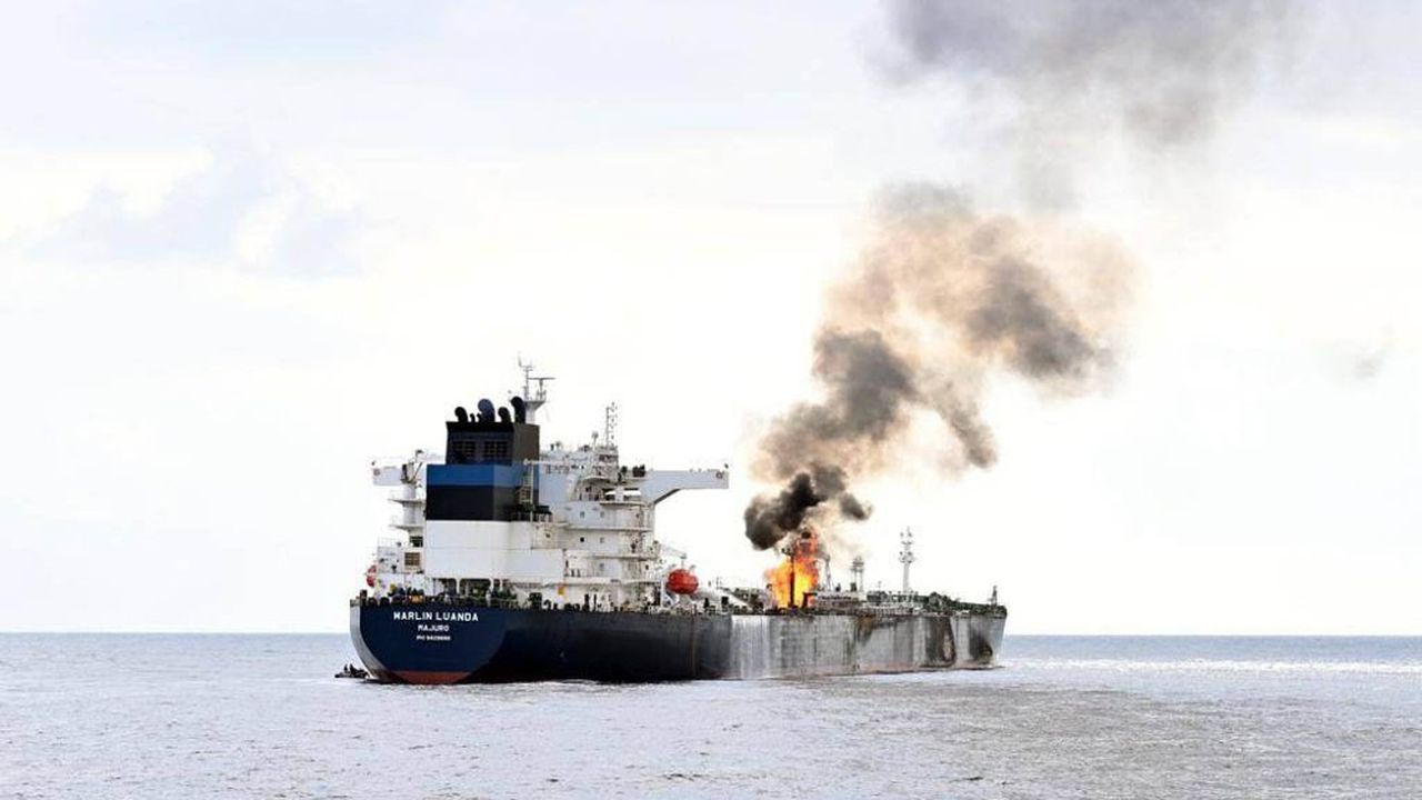 Le tanker « Marlin Luanda » en feu après une attaque de missiles des houthis le 26 janvier dernier.