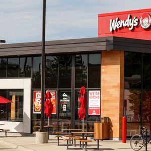 Un burger de la chaîne de restauration rapide Wendy's pourrait coûter plus cher aux heures de pointe en 2025.