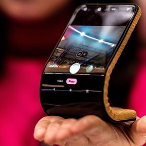 Motorola a présenté à Barcelone un nouveau concept de smartphones enroulable.