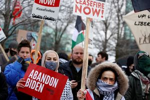 Des manifestants protestent contre la politique de la Maison-Blanche à Gaza, à l'occasion d'une visite de Joe Biden au syndicat de l'automobile UAW dans le Michigan, le 1er février.
