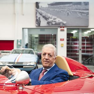 Piero Ferrari, vice-président du constructeur, photographié dans une voiture de la Scuderia, au sein du garage du département Classiques à Maranello.