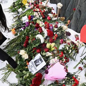Les fleurs s'accumulent devant « le mur du deuil », près de l'avenue Sakharov.