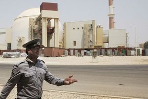 Un officiel iranien s'adresse à des journalistes occidentaux lors d'une des rares visites autorisées à la centrale nucléaire de Boushehr, il y a quelques années.