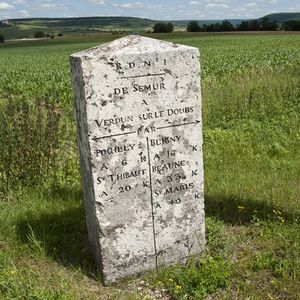 Ancienne borne de pierre sur la route reliant Semur à Verdun-sur-le-Doubs.