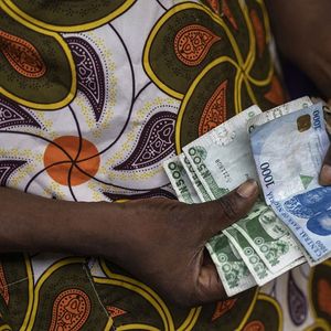 Le naira a plongé de près de 70 % par rapport au dollar et l'inflation est proche de son plus haut niveau depuis trois décennies.