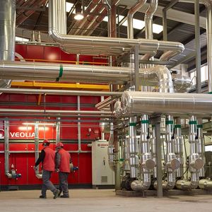 « Green Up », le plan stratégique de Veolia à horizon 2027, comporte trois « boosters » de croissance : « l'énergie locale décarbonante » (en photo une usine de biomasse en Espagne) ; les technologies dans l'eau ; enfin, le traitement des déchets dangereux.