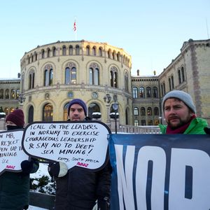 Des manifestants à Oslo contre les projets d'exploitation de fonds marin de la Norvège.