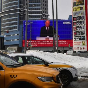 Un écran sur une voie publique à Moscou retransmet le discours de Vladimir Poutine à la nation, le 29 février.