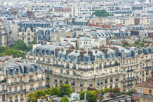 A Paris, les prix ont baissé de 6,6 % en douze mois. Le mètre carré s'échange à 9.403 euros en moyenne.