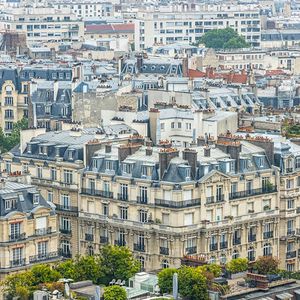 A Paris, les prix ont baissé de 6,6 % en douze mois. Le mètre carré s'échange à 9.403 euros en moyenne.