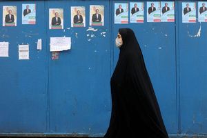 Les femmes se promènent de nouveau presque toutes voilées après la répression féroce de leur mouvement de libération déclenché il y a un an et demi. L'une d'entre elles passe devant les affiches électorales à Téhéran, où la participation n'avait pas dépassé 27 % il y a quatre ans.