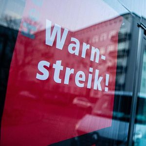 Affiche appelant à la grève sur un bus de la régie municipale de Berlin. Le syndicat des services Ver. di et « Fridays for the future » vont manifester dans toute l'Allemagne ce vendredi.
