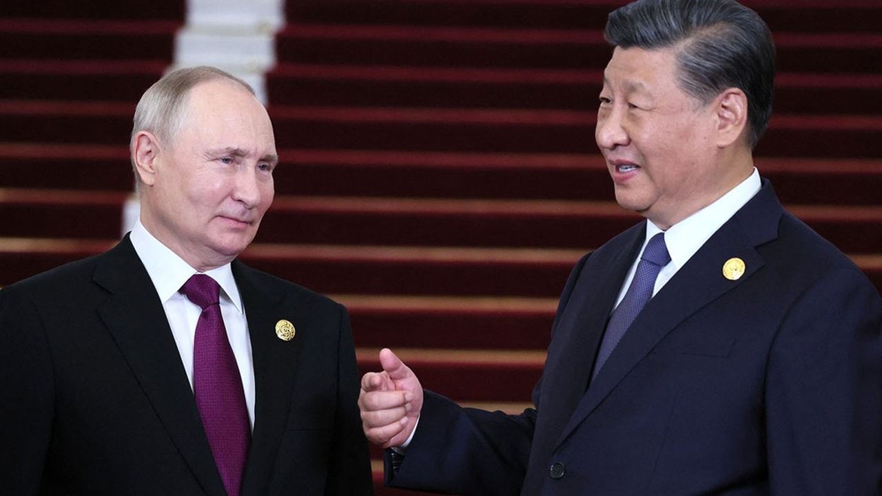 Le numéro un chinois, Xi Jinping, multiplie les déclarations d'amitié infinie avec la Russie dirigée par Vladimir Poutine, qu'il salue ici lors d'une cérémonie d'hommage à la route de la soie, le 17 octobre dernier à Pékin, mais dicte ses conditions.