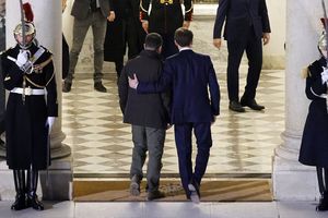Le président Emmanuel Macron accueille son homologue ukrainien Volodymyr Zelensky à l'Elysée le 16 février 2024.