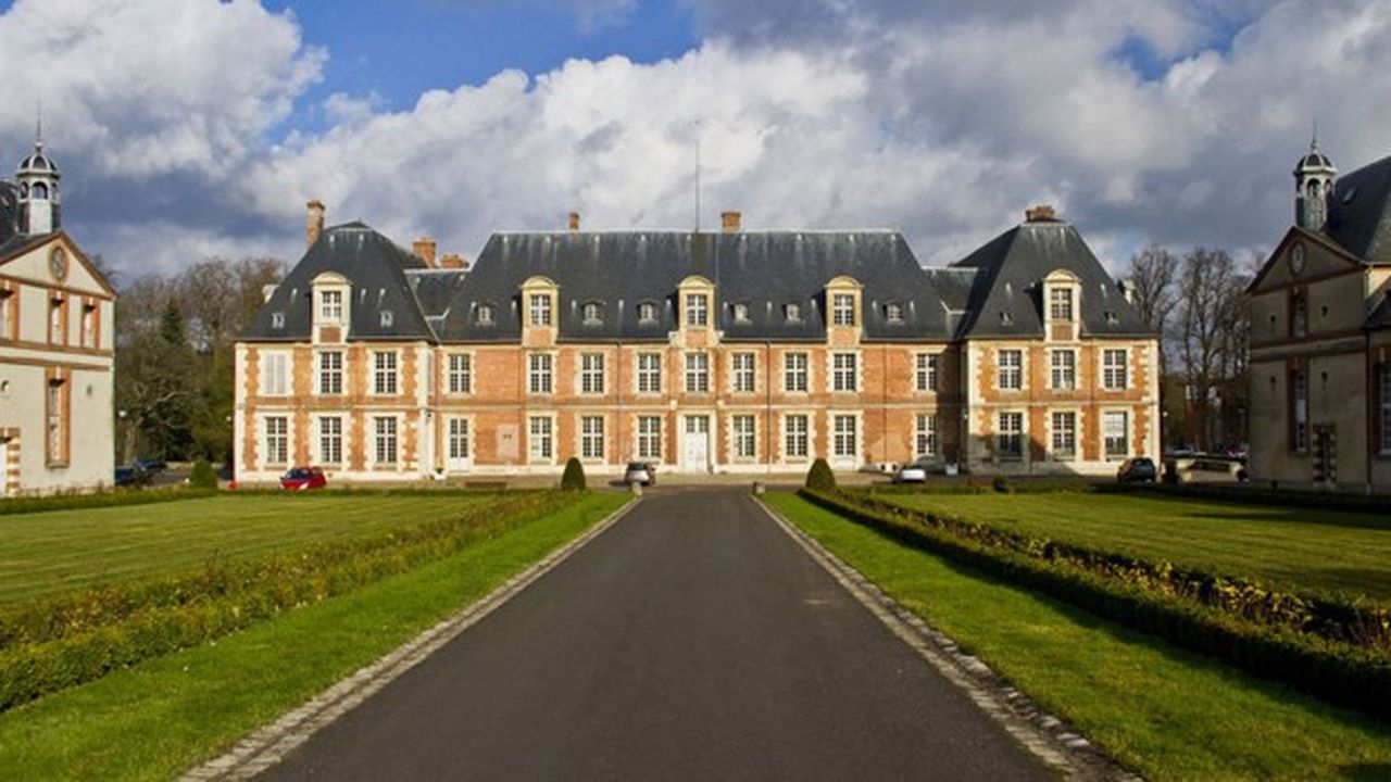 Yvelines : le château de Grignon, ancien site d'AgroParisTech, accueille  200 réfugiés | Les Echos