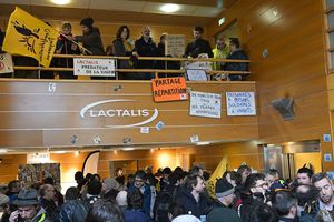 Lactalis a été visé par plusieurs manifestations. Mardi 27 février, des membres de la Confédération paysanne ont investi son stand au Salon de l'agriculture, pour dénoncer des prix du lait trop bas.