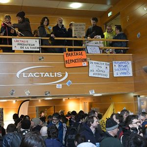 Lactalis a été visé par plusieurs manifestations. Mardi 27 février, des membres de la Confédération paysanne ont investi son stand au Salon de l'agriculture, pour dénoncer des prix du lait trop bas.