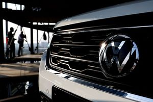 Dans la tour de stockage du groupe Volkswagen, à Wolfsburg (Allemagne). L'an dernier, le groupe a vendu 771.000 voitures électriques dans le monde. Un chiffre en hausse de 35 % d'une année sur l'autre.