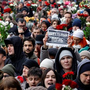La foule se dirige vers le cimetière Borissovo de Moscou, où Alexeï Navalny a été enterré, vendredi.