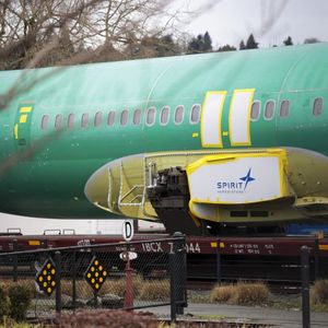 Le 5 janvier dernier, une porte-bouchon, de fabrication Spirit, de la carlingue d'un Boeing 737 MAX 9 de la compagnie Alaska Airlines s'est décrochée en plein vol.