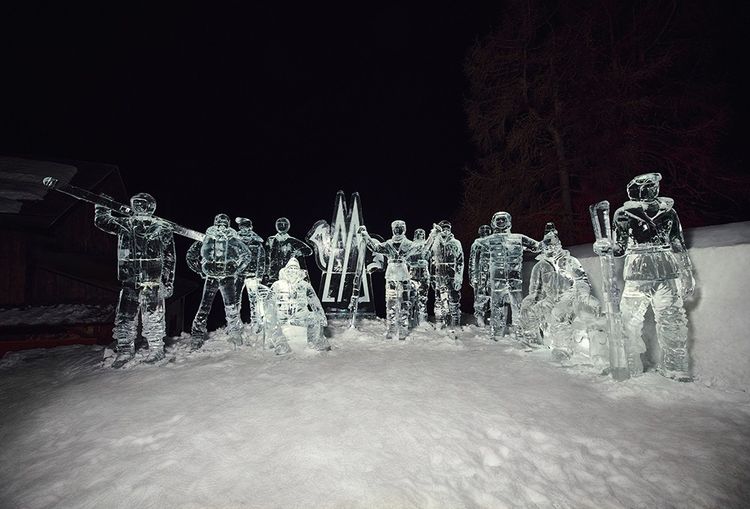 En marge du défilé Moncler sa Saint-Moritz, des statues de glace en guise de photocall.