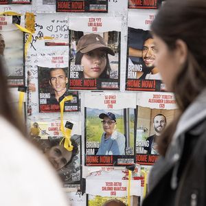 Les affichettes avec les photos des otages sont nombreuses sur les murs des villes israéliennes.