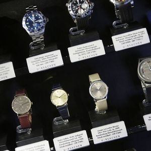 Rolex, Tag Heuer, Tudor, Omega, Cartier, Jaeger-LeCoultre et Porsche… dans la vitrine d'un magasin d'occasion de montres haut de gamme à Bern (Suisse).