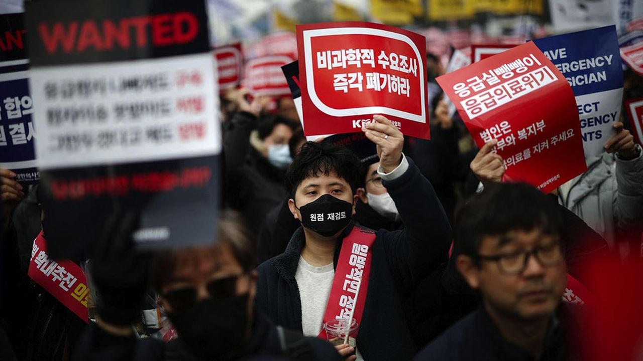 En Corée du Sud, près de 9.000 internes en médecine mènent une grève dure contre une réforme du gouvernement conservateur.