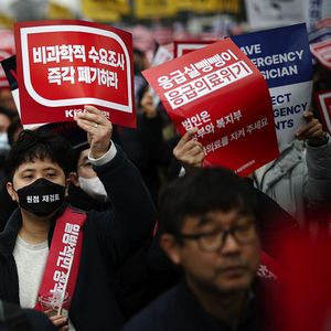 En Corée du Sud, près de 9.000 internes en médecine mènent une grève dure contre une réforme du gouvernement conservateur.