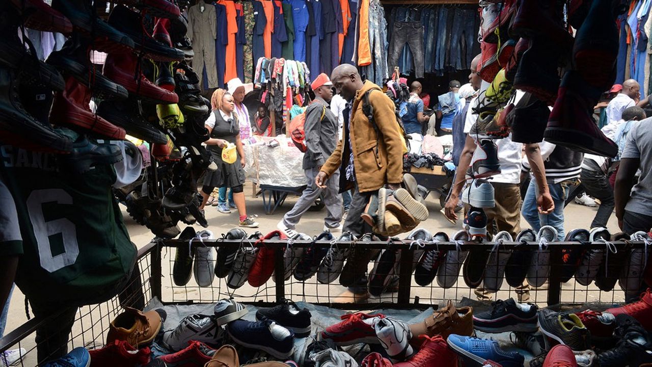 Une grande partie des vêtements jetés et collectés sont exportés vers l'Afrique, où les capacités de tri et de recyclage sont insuffisantes.