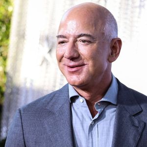 Jeff Bezos a notamment profité de la bonne tenue de l'action du géant de la vente en ligne.