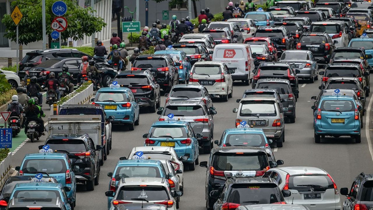 Les bouchons, comme ici à Jakarta, en Indonésie, résultent de l'« effet accordéon » : un véhicule ralentit, les suivants l'imitent en freinant plus fort pour éviter la collision, et ainsi de suite jusqu'à l'arrêt du trafic.