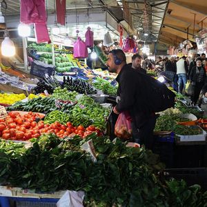 Les ménages turcs font leurs emplettes en prévision du mois sacré de Ramadan, mais le prix du panier de la ménagère flambe depuis des mois.