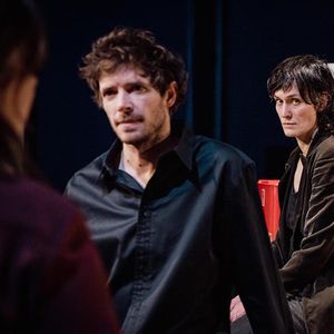 Répétition, d'«Hamlet» dans la mise en scène de Christiane Jatahy au Théâtre de l'Odéon, avec Clotilde Hesme, dans le rôle-titre, et Matthieu Sampeur (Claudius).