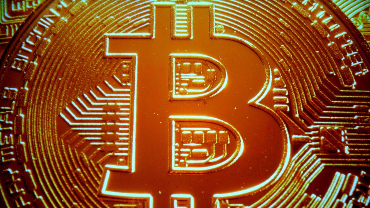 Le bitcoin a une capitalisation trois fois plus importante que celle de l'ether, deuxième crypto du marché par sa taille.